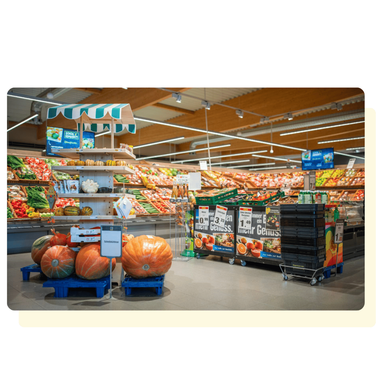 Kürbisse und frisches Obst und Gemüse in einem Supermarkt.