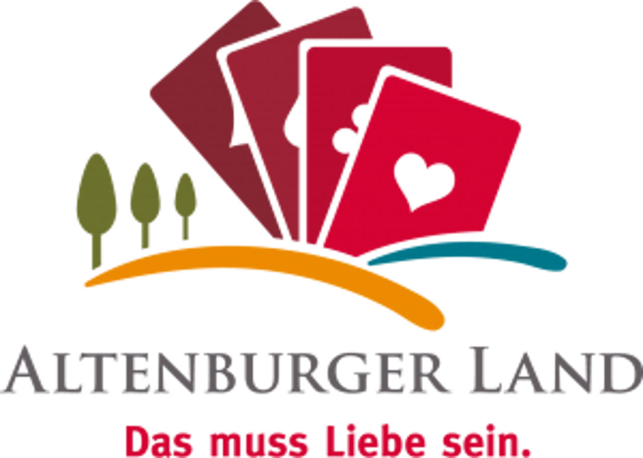 Vier Spielkarten, Bäume, orangefarbene Linie, Welle; Text: ALTENBURGER LAND, Das muss Liebe sein.