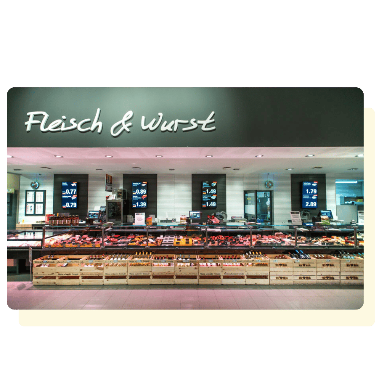 Fleisch- und Wursttheke im Supermarkt mit der Aufschrift „Fleisch & Wurst“ und Preisanzeigen.